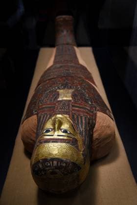 Mummies at the Museum of Mankind - Paris Mummies at the Museum of Mankind (Musee de L Homme). Mummies (Petearmosnouphis) during a media preview of the exhibition in Paris, France on November 18, 2025. Photo by Alain Apaydin ABACAPRESS Paris France  Copyright: xApaydinxAlain ABACAx