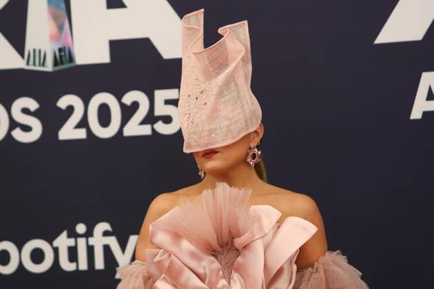 November 19, 2025: FASHION CRITICAL attends the 2025 ARIA Awards at the Hordern Pavilion on November 19, 2025 in Sydney, NSW Australia - ZUMAa155 20251119_aaa_a155_050 Copyright: xChristopherxKhouryx