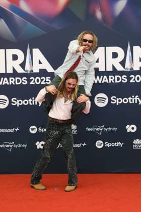 November 19, 2025: ALEX GRAY and OLIVER CRITCHLEY of HELLCAT SPEEDRACER attends the 2025 ARIA Awards at the Hordern Pavilion on November 19, 2025 in Sydney, NSW Australia - ZUMAa155 20251119_aaa_a155_077 Copyright: xChristopherxKhouryx