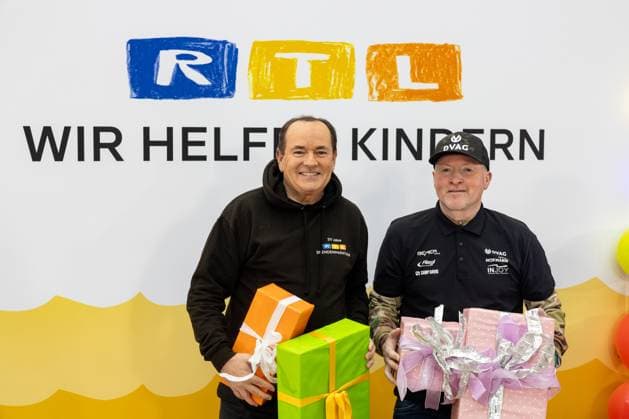 Press event for the RTL charity marathon in Cologne, 19 11 2025 Wolfram KONS and Joey KELLY with gifts At the RTL headquarters in Cologne Deutz, Joey Kelly and Wolfram Kons present the 24H BIRTHDAY CHALLENGE for the 30 RTL SPENDENMARA Copyright: xBonn.digitalx