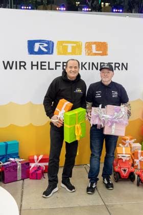 Press event for the RTL charity marathon in Cologne, 19 11 2025 Wolfram KONS and Joey KELLY with gifts At the RTL headquarters in Cologne Deutz, Joey Kelly and Wolfram Kons present the 24H BIRTHDAY CHALLENGE for the 30 RTL SPENDENMARA Copyright: xBonn.digitalx