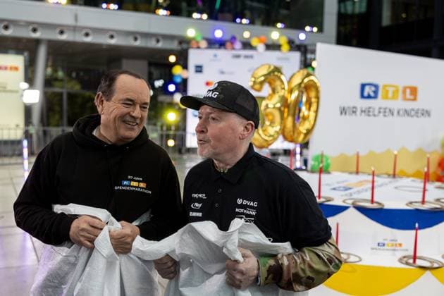 Press event for the RTL charity marathon in Cologne, 19 11 2025 Wolfram KONS and Joey KELLY at the sack race or bouncy sack according to Kelly At the RTL headquarters in Cologne Deutz, Joey Kelly and Copyright: xBonn.digitalx