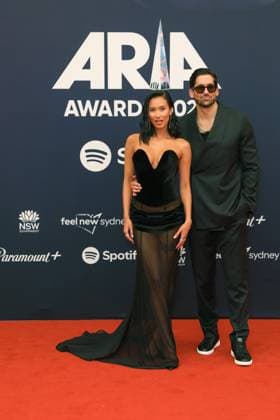 November 19, 2025: EVELYN ELLIS and DUNCAN JAMES attends the 2025 ARIA Awards at the Hordern Pavilion on November 19, 2025 in Sydney, NSW Australia - ZUMAa155 20251119_aaa_a155_097 Copyright: xChristopherxKhouryx