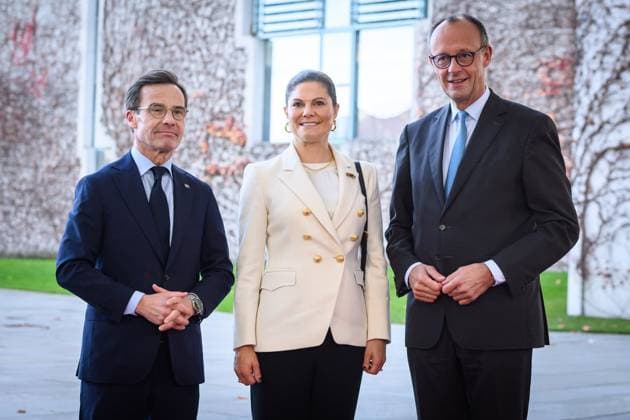Berlin, Friedrich Merz meets Ulf Kristersson Federal Chancellor Friedrich Merz CDU receives the Prime Minister of the Kingdom of Sweden, Ulf Kristersson on 19 11 2025 with military honors at the Federal Chancellery in Berlin In the picture Federal Chancellor Friedrich Merz CDU welcomes the accompanying Crown Princess Victoria of Sweden and Ulf