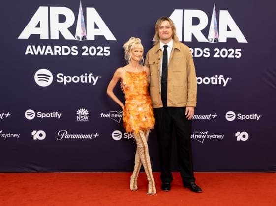 ARIA AWARDS 2025, Darcy Moore and Dee Salmin pose for a photo during the 2025 ARIA Awards at Hordern Pavilion in Sydney, Wednesday, November 19, 2025. ( NO ARCHIVING SYDNEY NEW SOUTH WALES AUSTRALIA  Copyright: xSITTHIXAYxDITTHAVONGx 20251120157445612109