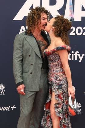 November 19, 2025: KELI HOLIDAY and ABBIE CHATFIELD attends the 2025 ARIA Awards at the Hordern Pavilion on November 19, 2025 in Sydney, NSW Australia - ZUMAa155 20251119_aaa_a155_136 Copyright: xChristopherxKhouryx