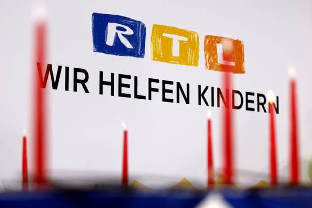 The RTL logo with candles and the slogan We help children can be seen on a photo wall at a photo session to mark 30 years of the RTL telethon in the RTL building on Picassoplatz Themed image, symbolic image Cologne, 19 11 2025 NRW Germany Copyright: xChristophxHardtx