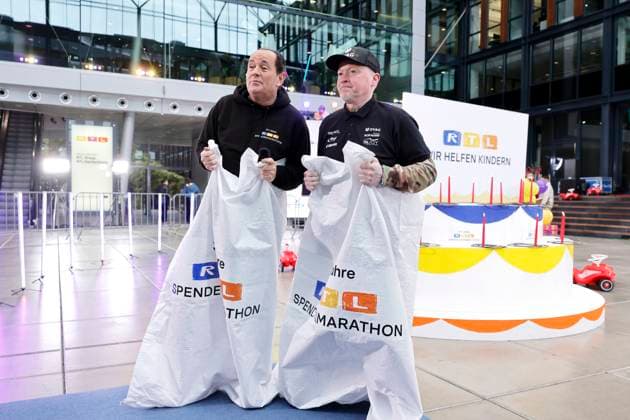Presenter Wolfram Kons and singer Joey Kelly doing a sack race at a photo session to mark 30 years of the RTL telethon in the RTL building at Picassoplatz Cologne, 19 11 2025 NRW Germany Copyright: xChristophxHardtx