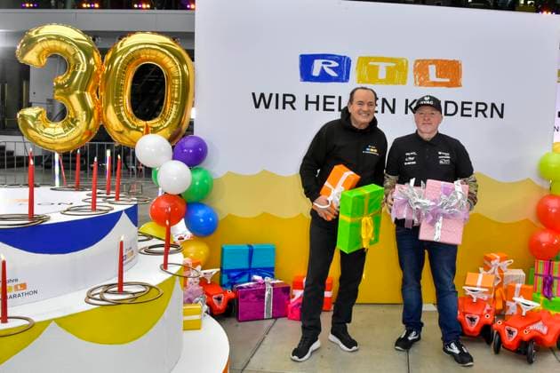 abb presenter Wolfram Kons and Joey Kelly musician athlete with gifts in the RTL studio at the photo session for the 24 hour charity birthday challenge 30th birthday of the RTL Spendenmarathon wir helfen Kindern bei RTL Deutschland on 19 11 2025 in Cologne Deutz NRW Germany