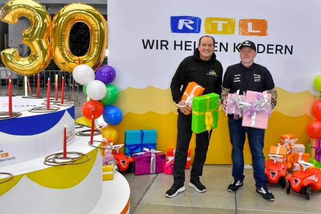 abb presenter Wolfram Kons and Joey Kelly musician athlete with gifts in the RTL studio at the photo session for the 24 hour charity birthday challenge 30th birthday of the RTL Spendenmarathon wir helfen Kindern bei RTL Deutschland on 19 11 2025 in Cologne Deutz NRW Germany