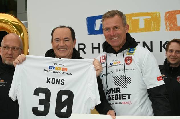 Presenter Wolfram Kons and former soccer player Ingo Anderbrügge l r, at a photo session for the 24-hour birthday challenge to mark the 30th anniversary of the RTL Spendenmarathon wir helfen Kindern, which takes place from 20 11 18 00 hrs.