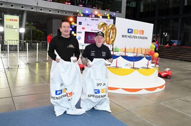 Presenter Wolfram Kons and Joey Kelly at a photo session for the 24-hour birthday challenge to mark the 30th anniversary of the RTL Spendenmarathon wir helfen Kindern, which takes place from 20 11 18 00 hrs.