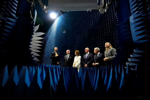 November 19, 2025, Ottawa, On, CAN: Sweden s King Carl XVI Gustaf, second from left, and Queen Silvia tour an anechoic chamber, a room in which sound does not reflect off surfaces, with R&D manager Viktor Mayevskyy, left, and Ericsson board chair Jan Carlson, Minister of Finance and National Revenue Francois-Philippe Champagne, and Sweden s Deputy Prime Minister Ebba Busch, at the Ericsson Research & Development facility in Ottawa, on Wednesday, Nov. 19, 2025. Ottawa CAN  - ZUMAc35_ 20251119_zaf_c35_037 Copyright: xJustinxTangx