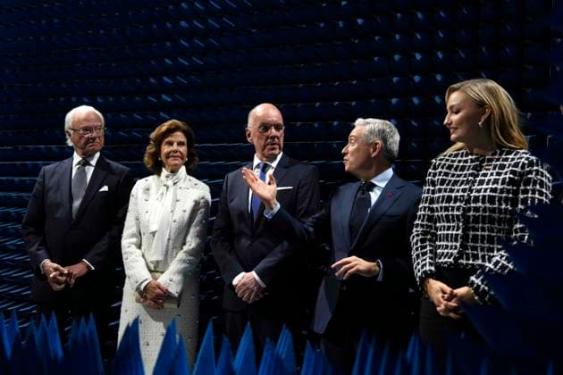 November 19, 2025, Ottawa, On, CAN: Sweden s King Carl XVI Gustaf, left, and Queen Silvia tour an anechoic chamber, a room in which sound does not reflect off surfaces, with Ericsson board chair Jan Carlson, centre, Minister of Finance and National Revenue Francois-Philippe Champagne, second from right, and Sweden s Deputy Prime Minister Ebba Busch, at the Ericsson Research & Development facility in Ottawa, on Wednesday, Nov. 19, 2025. Ottawa CAN  - ZUMAc35_ 20251119_zaf_c35_038 Copyright: xJustinxTangx