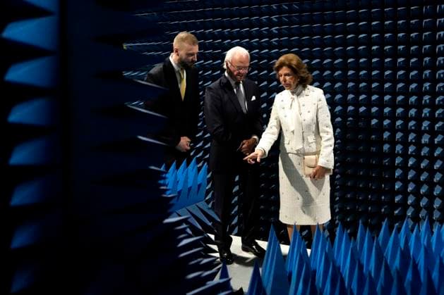 November 19, 2025, Ottawa, On, CAN: Sweden s King Carl XVI Gustaf, centre, and Queen Silvia tour an anechoic chamber, a room in which sound does not reflect off surfaces, with R&D manager Viktor Mayevskyy, left, at the Ericsson Research & Development facility in Ottawa, on Wednesday, Nov. 19, 2025. Ottawa CAN  - ZUMAc35_ 20251119_zaf_c35_039 Copyright: xJustinxTangx