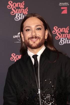 Riccardo Simonetti at the Song Sung Blue movie premiere on 19 11 2025 at the Zoo Palast in Berlin Song Sung Blue movie premiere in Berlin with Hugh Jackman Kate Hudson