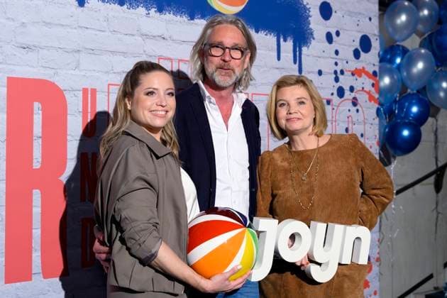 Actresses Caroline Frier and Annette Frier with manager Marc Rasmus, head of Sat 1, at the screening of the Joyn series Frier and Fünfzig Am Ende meiner Tage in the Astor Film Lounge at Arri Munich, 18 11 2025 Bavaria Germany Copyright: xDwixAnoraganingrumx