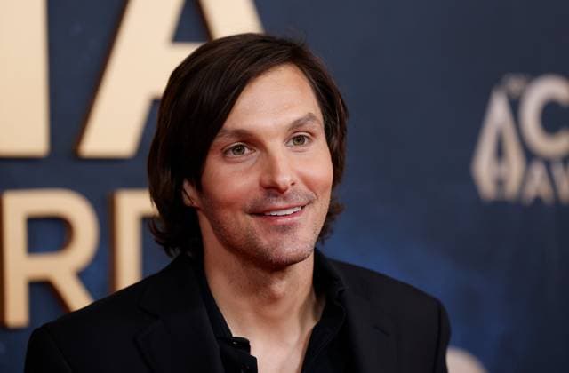 Charlie Worsham arrives on the red carpet for the 59th CMA Awards in Nashville, Tennessee, on Wednesday, November 19, 2025.  NAS20251119164 JOHNxANGELILLO