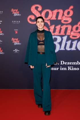Premiere Song Sung Blue Melissa Bellissima at the European premiere of the movie Song Sung Blue at the Zoo Palast on 19 11 2025 in Berlin Copyright: xEventpressxKochanx