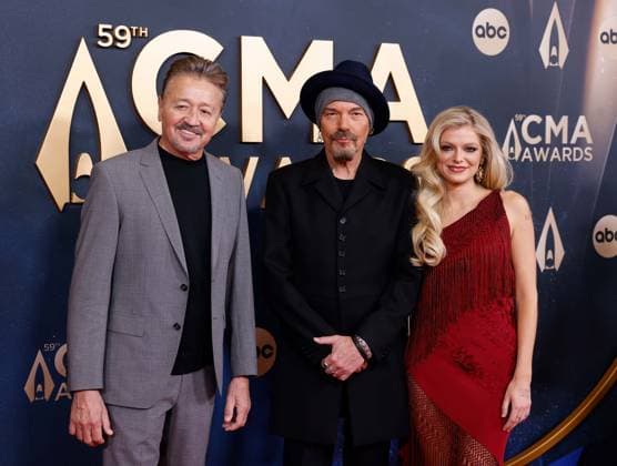 (L-R) Mark Collie, Billy Bob Thornton and Carter Faith arrive on the red carpet for the 59th CMA Awards in Nashville, Tennessee, on Wednesday, November 19, 2025.  NAS20251119219 JOHNxANGELILLO