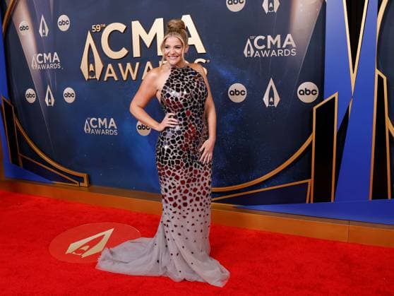 Lauren Alaina arrives on the red carpet for the 59th CMA Awards in Nashville, Tennessee, on Wednesday, November 19, 2025.  NAS20251119220 JOHNxANGELILLO