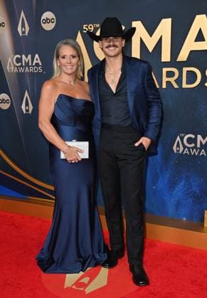 59th Annual CMA Awards - Arrivals Tucker Wetmore and mother Sia Gould arriving at the 59th Annual Country Music Association Awards held at the Bridgestone Arena on November 19, 2025 in Nashville, TN. Nashville Bridgestone Arena Tennessee USA Copyright: xOConnor-Arroyo AFF-USA.comx