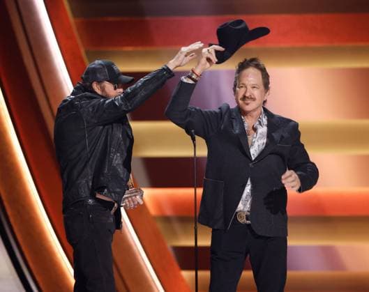 (L-R) Ronnie Dunn and Kix Brooks of Brooks & Dunn accept the award for Vocal Duo of the Year onstage during the 59th CMA Awards at the Bridgestone Arena in Nashville, Tennessee, on Wednesday, November 19, 2025.  NAS20251119293 JOHNxANGELILLO