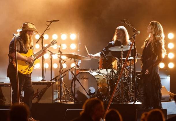 (L-R) Chris Stapleton, Derek Mixon and Morgane Stapleton perform onstage during the 59th CMA Awards at the Bridgestone Arena in Nashville, Tennessee, on Wednesday, November 19, 2025.  NAS20251119295 JOHNxANGELILLO