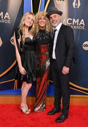 59th Annual CMA Awards - Arrivals Daisy Pearl Schlapman, Kimberly Schlapman and Stephen Schlapman arriving at the 59th Annual Country Music Association Awards held at the Bridgestone Arena on November 19, 2025 in Nashville, TN. Nashville Bridgestone Arena Tennessee USA Copyright: xOConnor-Arroyo AFF-USA.comx