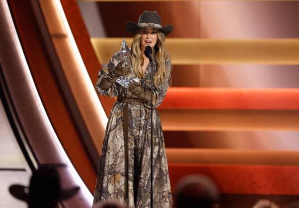 Lainey Wilson accepts the award for Entertainer of the Year onstage during the 59th CMA Awards at the Bridgestone Arena in Nashville, Tennessee, on Wednesday, November 19, 2025.  NAS20251119371 JOHNxANGELILLO