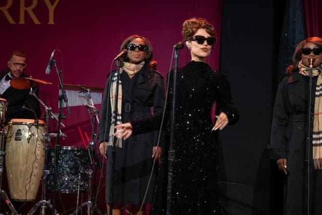 2025 Bloomingdale s x Burberry Holiday Window Unveiling with a Performance by Raye, New York, USA - 19 Nov 2025 (NEW) 2025 Bloomingdale& 39;s x Burberry Holiday Window Unveiling with a Performance by Raye. November 19, 2025, New York, New York, USA: Raye performs at the Bloomingdale& 39;s x Burberry Unveiling of the 2025 Holiday Windows on November 19, 2025 in New York City. (Credit: M10s TheNews2) (Foto: M10s Thenews2 imago images) 2025 Bloomingdale s x Burberry Holiday Window Unveiling with a Performance by Raye, New York, USA - 19 Nov 2025  Copyright: xRonxAdarx