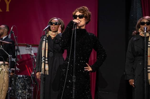 2025 Bloomingdale s x Burberry Holiday Window Unveiling with a Performance by Raye, New York, USA - 19 Nov 2025 (NEW) 2025 Bloomingdale& 39;s x Burberry Holiday Window Unveiling with a Performance by Raye. November 19, 2025, New York, New York, USA: Raye performs at the Bloomingdale& 39;s x Burberry Unveiling of the 2025 Holiday Windows on November 19, 2025 in New York City. (Credit: M10s TheNews2) (Foto: M10s Thenews2 imago images) 2025 Bloomingdale s x Burberry Holiday Window Unveiling with a Performance by Raye, New York, USA - 19 Nov 2025  Copyright: xRonxAdarx