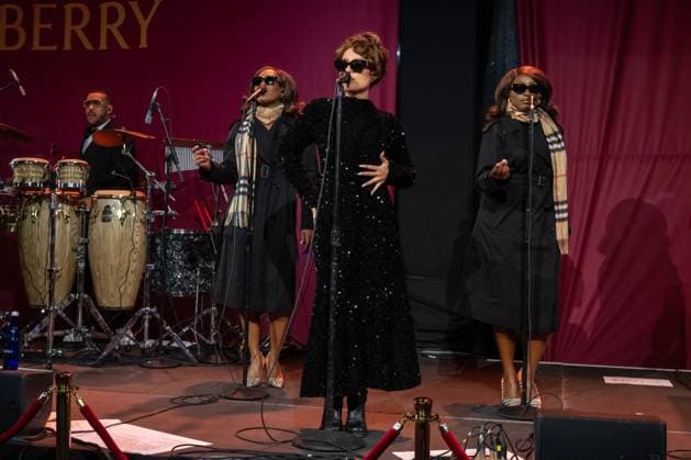 2025 Bloomingdale s x Burberry Holiday Window Unveiling with a Performance by Raye, New York, USA - 19 Nov 2025 (NEW) 2025 Bloomingdale& 39;s x Burberry Holiday Window Unveiling with a Performance by Raye. November 19, 2025, New York, New York, USA: Raye performs at the Bloomingdale& 39;s x Burberry Unveiling of the 2025 Holiday Windows on November 19, 2025 in New York City. (Credit: M10s TheNews2) (Foto: M10s Thenews2 imago images) 2025 Bloomingdale s x Burberry Holiday Window Unveiling with a Performance by Raye, New York, USA - 19 Nov 2025  Copyright: xRonxAdarx