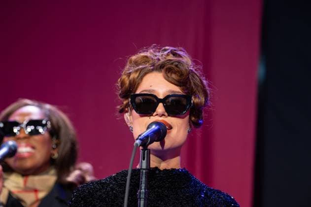 2025 Bloomingdale s x Burberry Holiday Window Unveiling with a Performance by Raye, New York, USA - 19 Nov 2025 (NEW) 2025 Bloomingdale& 39;s x Burberry Holiday Window Unveiling with a Performance by Raye. November 19, 2025, New York, New York, USA: Raye performs at the Bloomingdale& 39;s x Burberry Unveiling of the 2025 Holiday Windows on November 19, 2025 in New York City. (Credit: M10s TheNews2) (Foto: M10s Thenews2 imago images) 2025 Bloomingdale s x Burberry Holiday Window Unveiling with a Performance by Raye, New York, USA - 19 Nov 2025  Copyright: xRonxAdarx