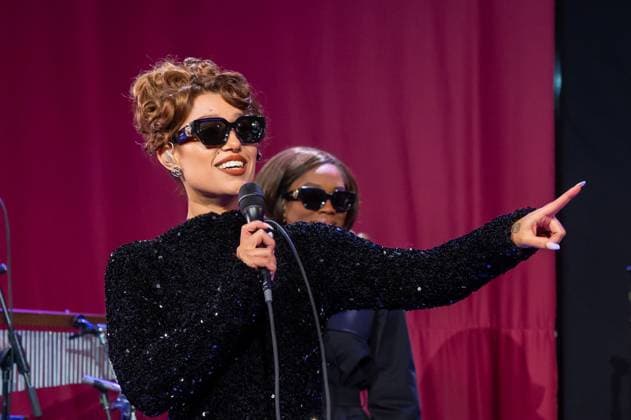 2025 Bloomingdale s x Burberry Holiday Window Unveiling with a Performance by Raye, New York, USA - 19 Nov 2025 (NEW) 2025 Bloomingdale& 39;s x Burberry Holiday Window Unveiling with a Performance by Raye. November 19, 2025, New York, New York, USA: Raye performs at the Bloomingdale& 39;s x Burberry Unveiling of the 2025 Holiday Windows on November 19, 2025 in New York City. (Credit: M10s TheNews2) (Foto: M10s Thenews2 imago images) 2025 Bloomingdale s x Burberry Holiday Window Unveiling with a Performance by Raye, New York, USA - 19 Nov 2025  Copyright: xRonxAdarx
