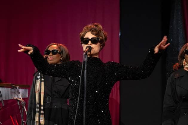 2025 Bloomingdale s x Burberry Holiday Window Unveiling with a Performance by Raye, New York, USA - 19 Nov 2025 (NEW) 2025 Bloomingdale& 39;s x Burberry Holiday Window Unveiling with a Performance by Raye. November 19, 2025, New York, New York, USA: Raye performs at the Bloomingdale& 39;s x Burberry Unveiling of the 2025 Holiday Windows on November 19, 2025 in New York City. (Credit: M10s TheNews2) (Foto: M10s Thenews2 imago images) 2025 Bloomingdale s x Burberry Holiday Window Unveiling with a Performance by Raye, New York, USA - 19 Nov 2025  Copyright: xRonxAdarx