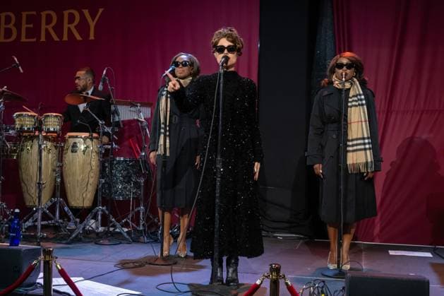 2025 Bloomingdale s x Burberry Holiday Window Unveiling with a Performance by Raye, New York, USA - 19 Nov 2025 (NEW) 2025 Bloomingdale& 39;s x Burberry Holiday Window Unveiling with a Performance by Raye. November 19, 2025, New York, New York, USA: Raye performs at the Bloomingdale& 39;s x Burberry Unveiling of the 2025 Holiday Windows on November 19, 2025 in New York City. (Credit: M10s TheNews2) (Foto: M10s Thenews2 imago images) 2025 Bloomingdale s x Burberry Holiday Window Unveiling with a Performance by Raye, New York, USA - 19 Nov 2025  Copyright: xRonxAdarx