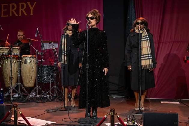 2025 Bloomingdale s x Burberry Holiday Window Unveiling with a Performance by Raye, New York, USA - 19 Nov 2025 (NEW) 2025 Bloomingdale& 39;s x Burberry Holiday Window Unveiling with a Performance by Raye. November 19, 2025, New York, New York, USA: Raye performs at the Bloomingdale& 39;s x Burberry Unveiling of the 2025 Holiday Windows on November 19, 2025 in New York City. (Credit: M10s TheNews2) (Foto: M10s Thenews2 imago images) 2025 Bloomingdale s x Burberry Holiday Window Unveiling with a Performance by Raye, New York, USA - 19 Nov 2025  Copyright: xRonxAdarx
