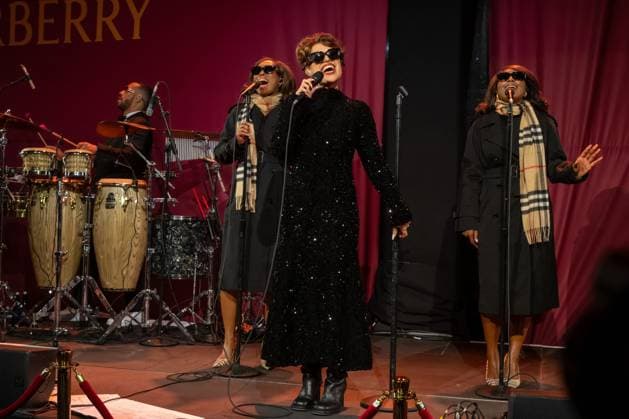 2025 Bloomingdale s x Burberry Holiday Window Unveiling with a Performance by Raye, New York, USA - 19 Nov 2025 (NEW) 2025 Bloomingdale& 39;s x Burberry Holiday Window Unveiling with a Performance by Raye. November 19, 2025, New York, New York, USA: Raye performs at the Bloomingdale& 39;s x Burberry Unveiling of the 2025 Holiday Windows on November 19, 2025 in New York City. (Credit: M10s TheNews2) (Foto: M10s Thenews2 imago images) 2025 Bloomingdale s x Burberry Holiday Window Unveiling with a Performance by Raye, New York, USA - 19 Nov 2025  Copyright: xRonxAdarx