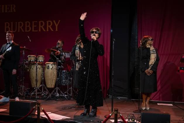 2025 Bloomingdale s x Burberry Holiday Window Unveiling with a Performance by Raye, New York, USA - 19 Nov 2025 (NEW) 2025 Bloomingdale& 39;s x Burberry Holiday Window Unveiling with a Performance by Raye. November 19, 2025, New York, New York, USA: Raye performs at the Bloomingdale& 39;s x Burberry Unveiling of the 2025 Holiday Windows on November 19, 2025 in New York City. (Credit: M10s TheNews2) (Foto: M10s Thenews2 imago images) 2025 Bloomingdale s x Burberry Holiday Window Unveiling with a Performance by Raye, New York, USA - 19 Nov 2025  Copyright: xRonxAdarx