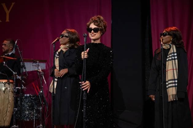 2025 Bloomingdale s x Burberry Holiday Window Unveiling with a Performance by Raye, New York, USA - 19 Nov 2025 (NEW) 2025 Bloomingdale& 39;s x Burberry Holiday Window Unveiling with a Performance by Raye. November 19, 2025, New York, New York, USA: Raye performs at the Bloomingdale& 39;s x Burberry Unveiling of the 2025 Holiday Windows on November 19, 2025 in New York City. (Credit: M10s TheNews2) (Foto: M10s Thenews2 imago images) 2025 Bloomingdale s x Burberry Holiday Window Unveiling with a Performance by Raye, New York, USA - 19 Nov 2025  Copyright: xRonxAdarx