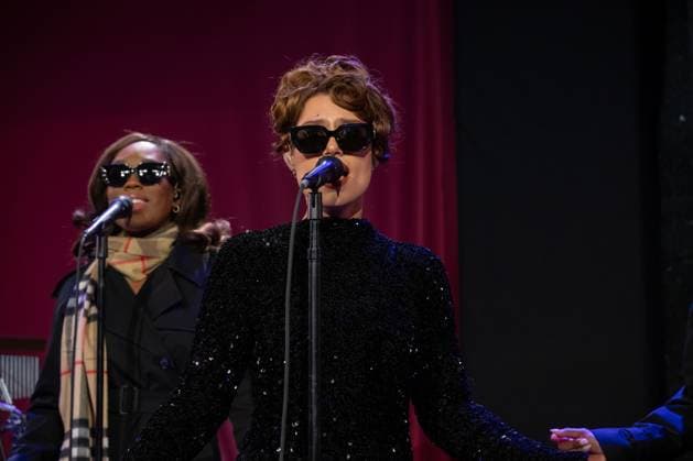 2025 Bloomingdale s x Burberry Holiday Window Unveiling with a Performance by Raye, New York, USA - 19 Nov 2025 (NEW) 2025 Bloomingdale& 39;s x Burberry Holiday Window Unveiling with a Performance by Raye. November 19, 2025, New York, New York, USA: Raye performs at the Bloomingdale& 39;s x Burberry Unveiling of the 2025 Holiday Windows on November 19, 2025 in New York City. (Credit: M10s TheNews2) (Foto: M10s Thenews2 imago images) 2025 Bloomingdale s x Burberry Holiday Window Unveiling with a Performance by Raye, New York, USA - 19 Nov 2025  Copyright: xRonxAdarx