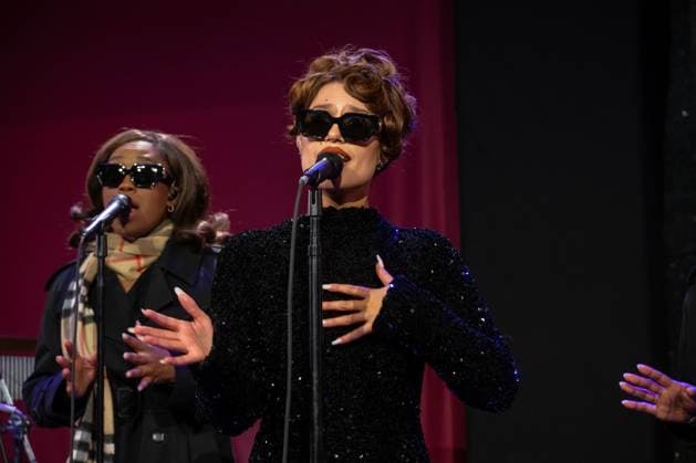2025 Bloomingdale s x Burberry Holiday Window Unveiling with a Performance by Raye, New York, USA - 19 Nov 2025 (NEW) 2025 Bloomingdale& 39;s x Burberry Holiday Window Unveiling with a Performance by Raye. November 19, 2025, New York, New York, USA: Raye performs at the Bloomingdale& 39;s x Burberry Unveiling of the 2025 Holiday Windows on November 19, 2025 in New York City. (Credit: M10s TheNews2) (Foto: M10s Thenews2 imago images) 2025 Bloomingdale s x Burberry Holiday Window Unveiling with a Performance by Raye, New York, USA - 19 Nov 2025  Copyright: xRonxAdarx