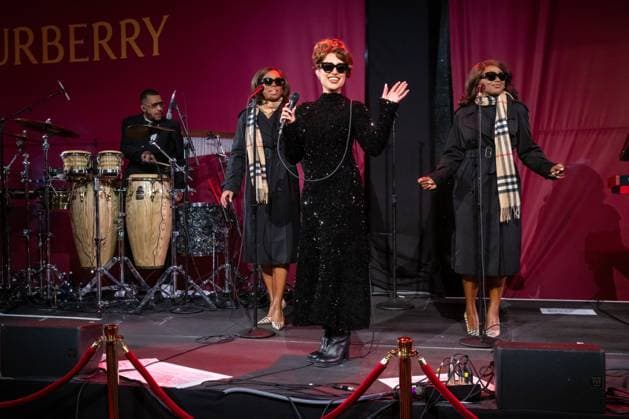 2025 Bloomingdale s x Burberry Holiday Window Unveiling with a Performance by Raye, New York, USA - 19 Nov 2025 (NEW) 2025 Bloomingdale& 39;s x Burberry Holiday Window Unveiling with a Performance by Raye. November 19, 2025, New York, New York, USA: Raye performs at the Bloomingdale& 39;s x Burberry Unveiling of the 2025 Holiday Windows on November 19, 2025 in New York City. (Credit: M10s TheNews2) (Foto: M10s Thenews2 imago images) 2025 Bloomingdale s x Burberry Holiday Window Unveiling with a Performance by Raye, New York, USA - 19 Nov 2025  Copyright: xRonxAdarx