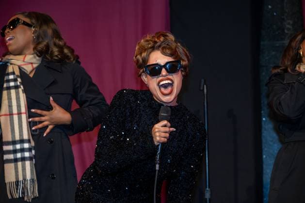 2025 Bloomingdale s x Burberry Holiday Window Unveiling with a Performance by Raye, New York, USA - 19 Nov 2025 (NEW) 2025 Bloomingdale& 39;s x Burberry Holiday Window Unveiling with a Performance by Raye. November 19, 2025, New York, New York, USA: Raye performs at the Bloomingdale& 39;s x Burberry Unveiling of the 2025 Holiday Windows on November 19, 2025 in New York City. (Credit: M10s TheNews2) (Foto: M10s Thenews2 imago images) 2025 Bloomingdale s x Burberry Holiday Window Unveiling with a Performance by Raye, New York, USA - 19 Nov 2025  Copyright: xRonxAdarx