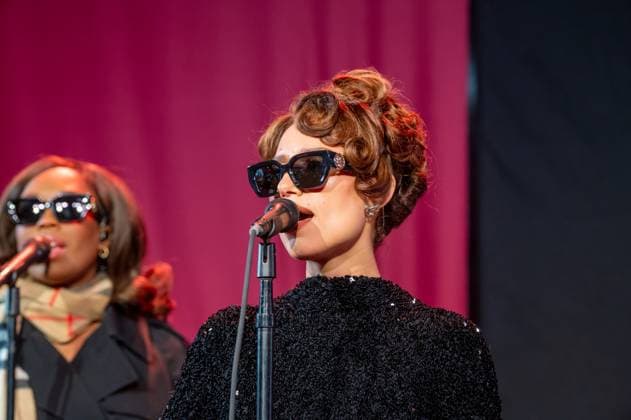 2025 Bloomingdale s x Burberry Holiday Window Unveiling with a Performance by Raye, New York, USA - 19 Nov 2025 (NEW) 2025 Bloomingdale& 39;s x Burberry Holiday Window Unveiling with a Performance by Raye. November 19, 2025, New York, New York, USA: Raye performs at the Bloomingdale& 39;s x Burberry Unveiling of the 2025 Holiday Windows on November 19, 2025 in New York City. (Credit: M10s TheNews2) (Foto: M10s Thenews2 imago images) 2025 Bloomingdale s x Burberry Holiday Window Unveiling with a Performance by Raye, New York, USA - 19 Nov 2025  Copyright: xRonxAdarx