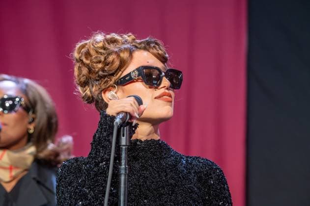 2025 Bloomingdale s x Burberry Holiday Window Unveiling with a Performance by Raye, New York, USA - 19 Nov 2025 (NEW) 2025 Bloomingdale& 39;s x Burberry Holiday Window Unveiling with a Performance by Raye. November 19, 2025, New York, New York, USA: Raye performs at the Bloomingdale& 39;s x Burberry Unveiling of the 2025 Holiday Windows on November 19, 2025 in New York City. (Credit: M10s TheNews2) (Foto: M10s Thenews2 imago images) 2025 Bloomingdale s x Burberry Holiday Window Unveiling with a Performance by Raye, New York, USA - 19 Nov 2025  Copyright: xRonxAdarx