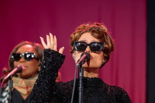 2025 Bloomingdale s x Burberry Holiday Window Unveiling with a Performance by Raye, New York, USA - 19 Nov 2025 (NEW) 2025 Bloomingdale& 39;s x Burberry Holiday Window Unveiling with a Performance by Raye. November 19, 2025, New York, New York, USA: Raye performs at the Bloomingdale& 39;s x Burberry Unveiling of the 2025 Holiday Windows on November 19, 2025 in New York City. (Credit: M10s TheNews2) (Foto: M10s Thenews2 imago images) 2025 Bloomingdale s x Burberry Holiday Window Unveiling with a Performance by Raye, New York, USA - 19 Nov 2025  Copyright: xRonxAdarx
