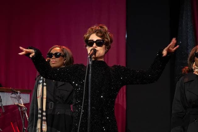 Bloomingdale s x Burberry Holiday Window Unveiling in New York, USA - 19 Nov 2025 Raye performs at the Bloomingdale s x Burberry Unveiling of the 2025 Holiday Windows. New York United States Copyright: xRonxAdarx xSOPAxImagesx _radar_bloomingdales_20251119_00039