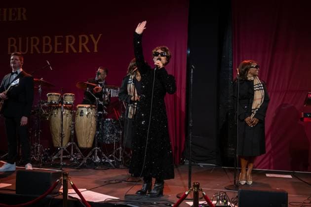 Bloomingdale s x Burberry Holiday Window Unveiling in New York, USA - 19 Nov 2025 Raye performs at the Bloomingdale s x Burberry Unveiling of the 2025 Holiday Windows. New York United States Copyright: xRonxAdarx xSOPAxImagesx _radar_bloomingdales_20251119_00153